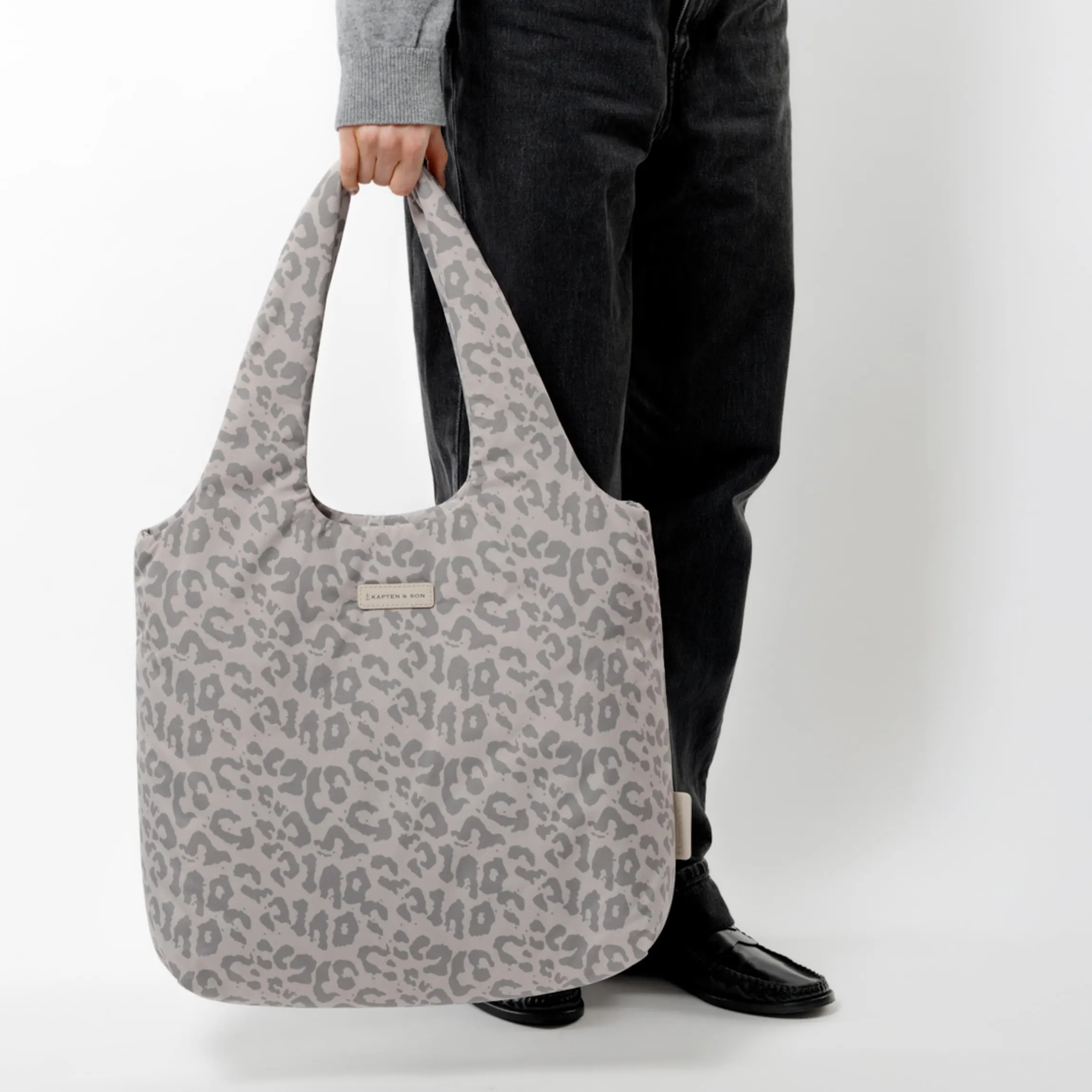 Skara Cloud Shopper Leo Sandstone